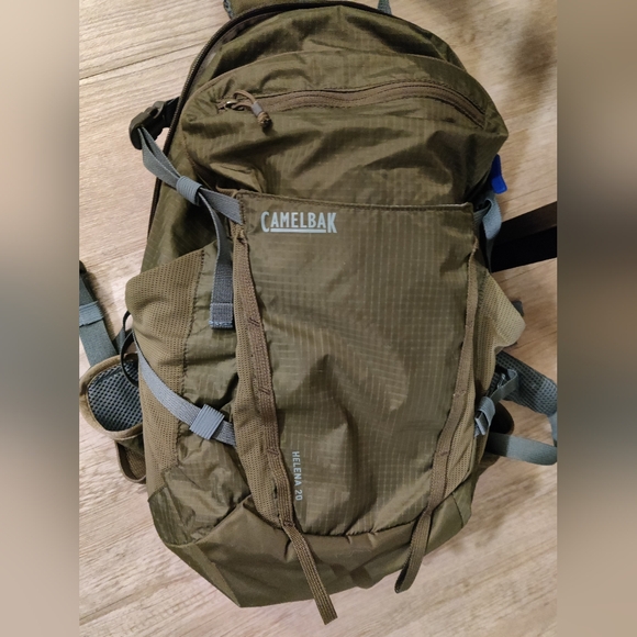 CamelBak Women’s Helena 20 Hiking Hydration Pack - 85 oz - Picture 7 of 7